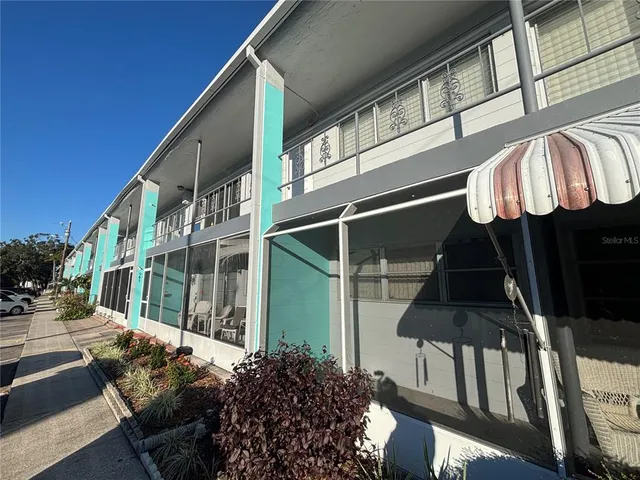 a view of entryway front of house