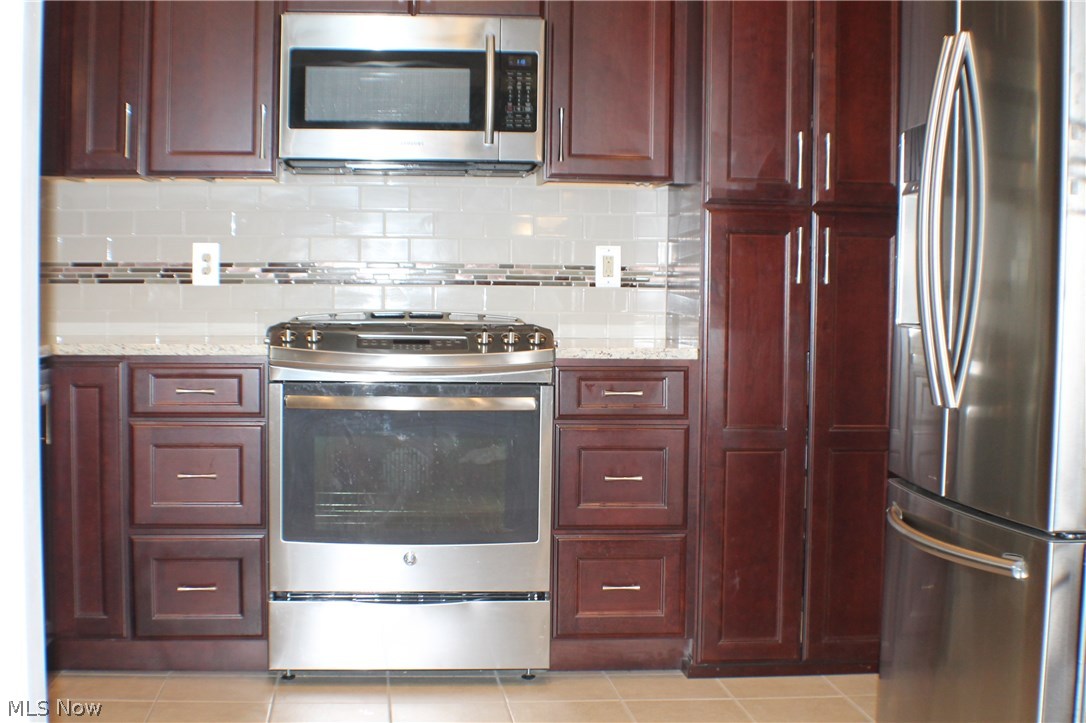 1207 Gordon Road Lyndhurst, OH 44124 - Photo 9 of 33 STAINLESS APPLIANCES REMAIN