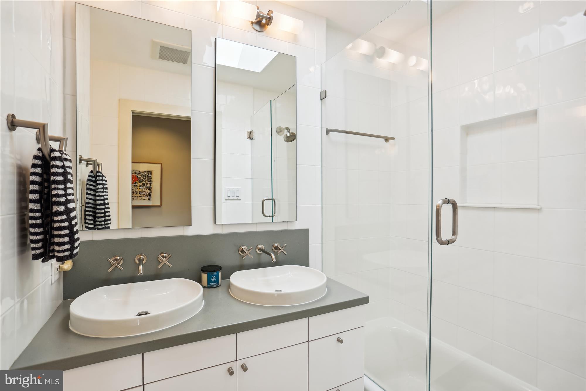 9517 Starmont Road Bethesda, MD 20817 - Photo 42 of 65 Upper Level Hal Bathroom