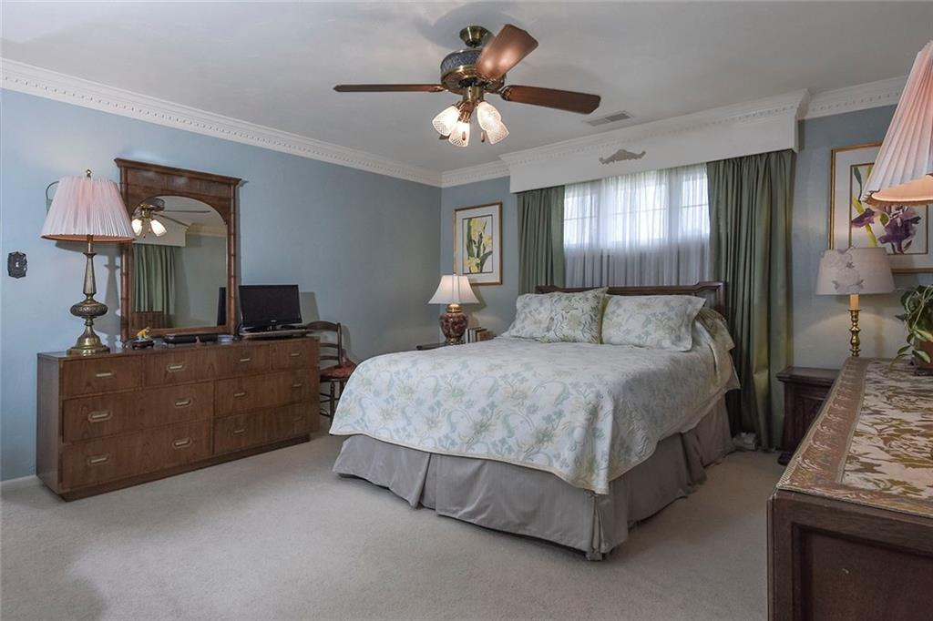50 Bellview Circle McKees Rocks, PA 15136 - Photo 18 of 24 Huge master br with elegant moldings!