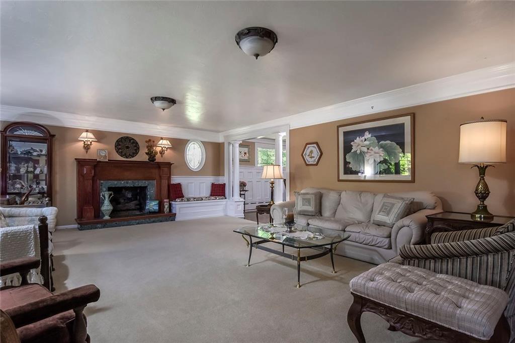 50 Bellview Circle McKees Rocks, PA 15136 - Photo 6 of 24 ELEGANT & CAPTIVATING LIVING ROOM.