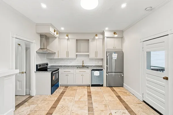 $2,900 | 229 Saratoga Street, Unit 2, Boston, MA 02128