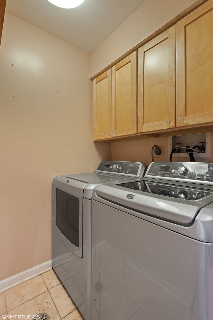 3833 Mission Hills Road, Unit 2B Northbrook, IL 60062 - Photo 5 of 24 a utility room with washer and dryer