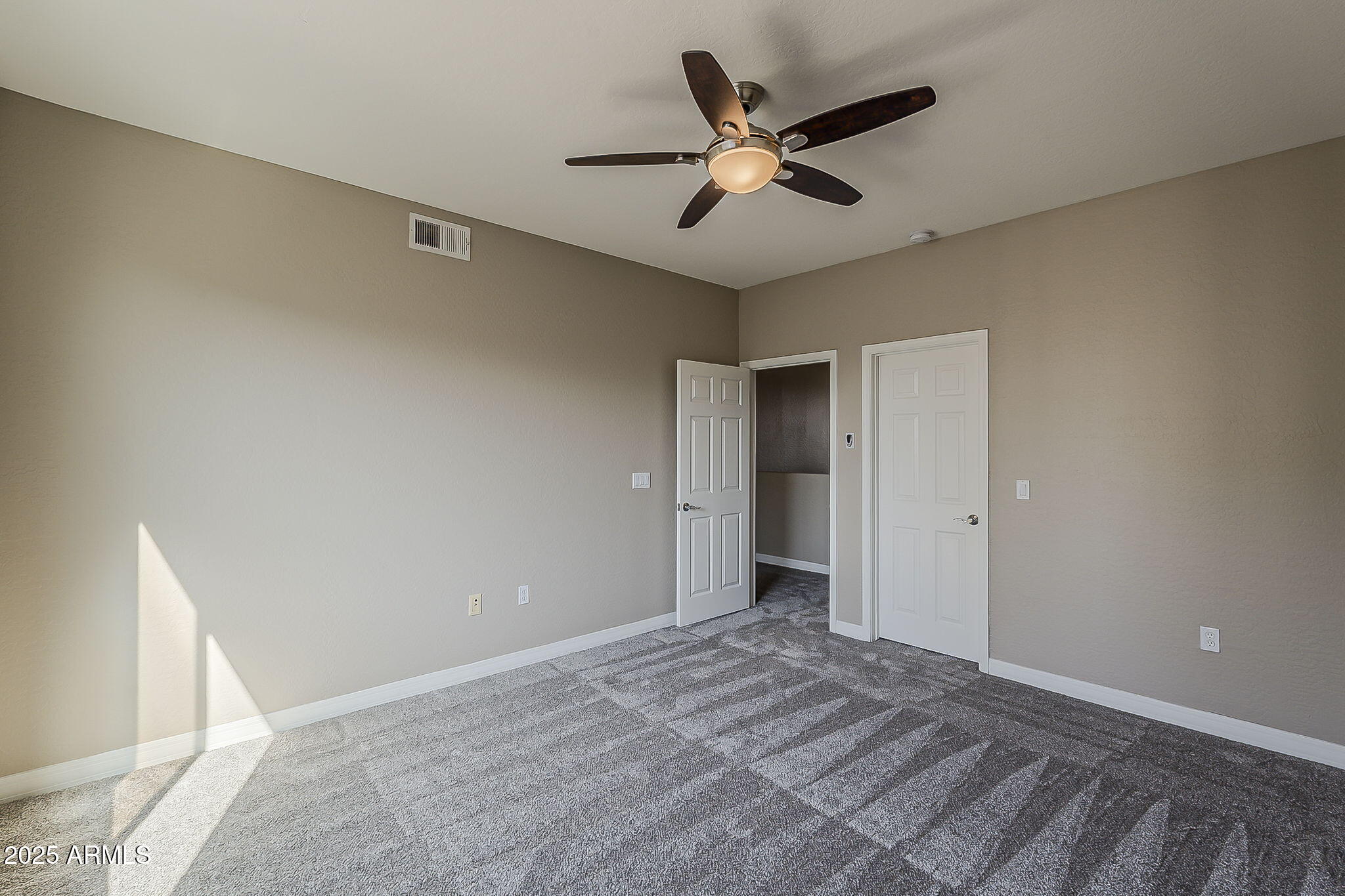 615 East Portland Street, Unit 277 Phoenix, AZ 85004 - Photo 31 of 39 a view of a livingroom with a ceiling fan & a window