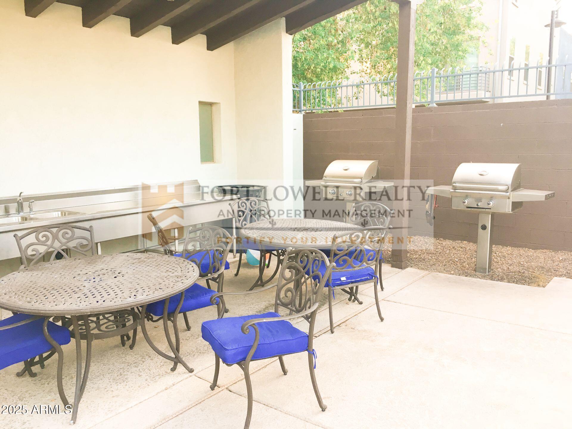 615 East Portland Street, Unit 277 Phoenix, AZ 85004 - Photo 35 of 39 a view of a tables and chairs in the patio