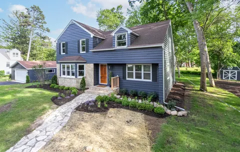 $895,000 | 225 Waubun Drive, Fontana, WI 53125