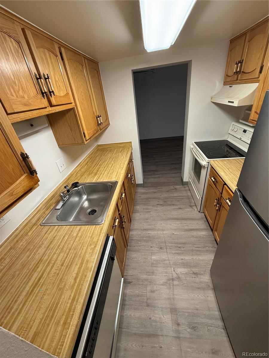 7780 West 38th Avenue, Unit 302 Wheat Ridge, CO 80033 - Photo 17 of 24 a kitchen with a stove and a microwave