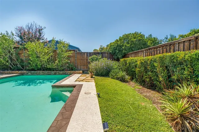 a view of yard with green space