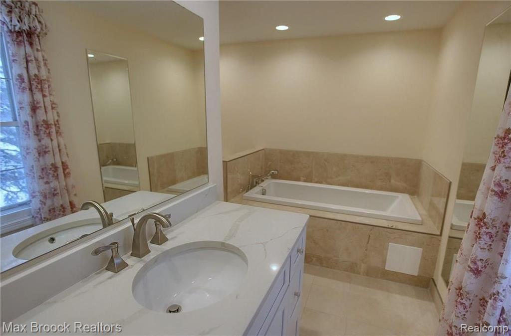 5076 Watergate Road West Bloomfield, MI 48323 - Photo 23 of 41