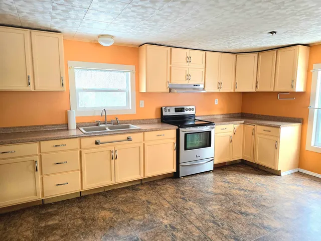 $89,900 | 131 Crosby Drive, St. Albans, VT 05478