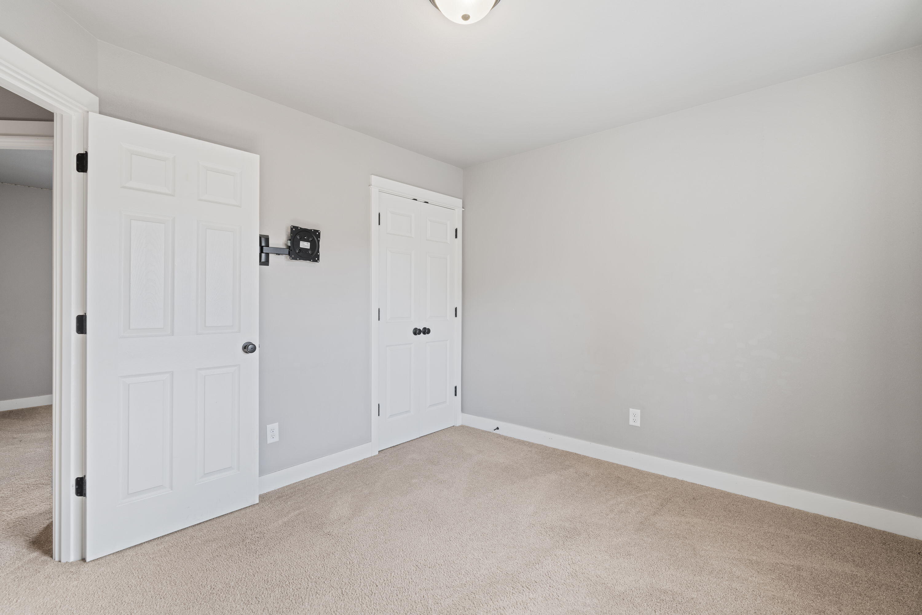 62713 Hawkview Road Bend, OR 97701 - Photo 20 of 33 Second bedroom