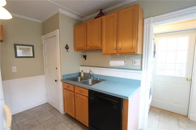 $3,800 | 28 Mc Allister Street, Unit 2, Newport, RI 02840