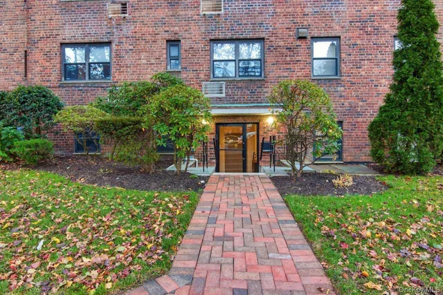 $529,000 | 52 Brompton Road, Unit 52, Great Neck, NY 11021