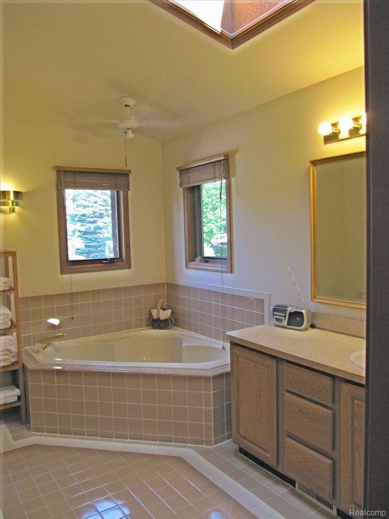 1375 Springwood Lane Rochester, MI 48309 - Photo 9 of 12 Master Bath