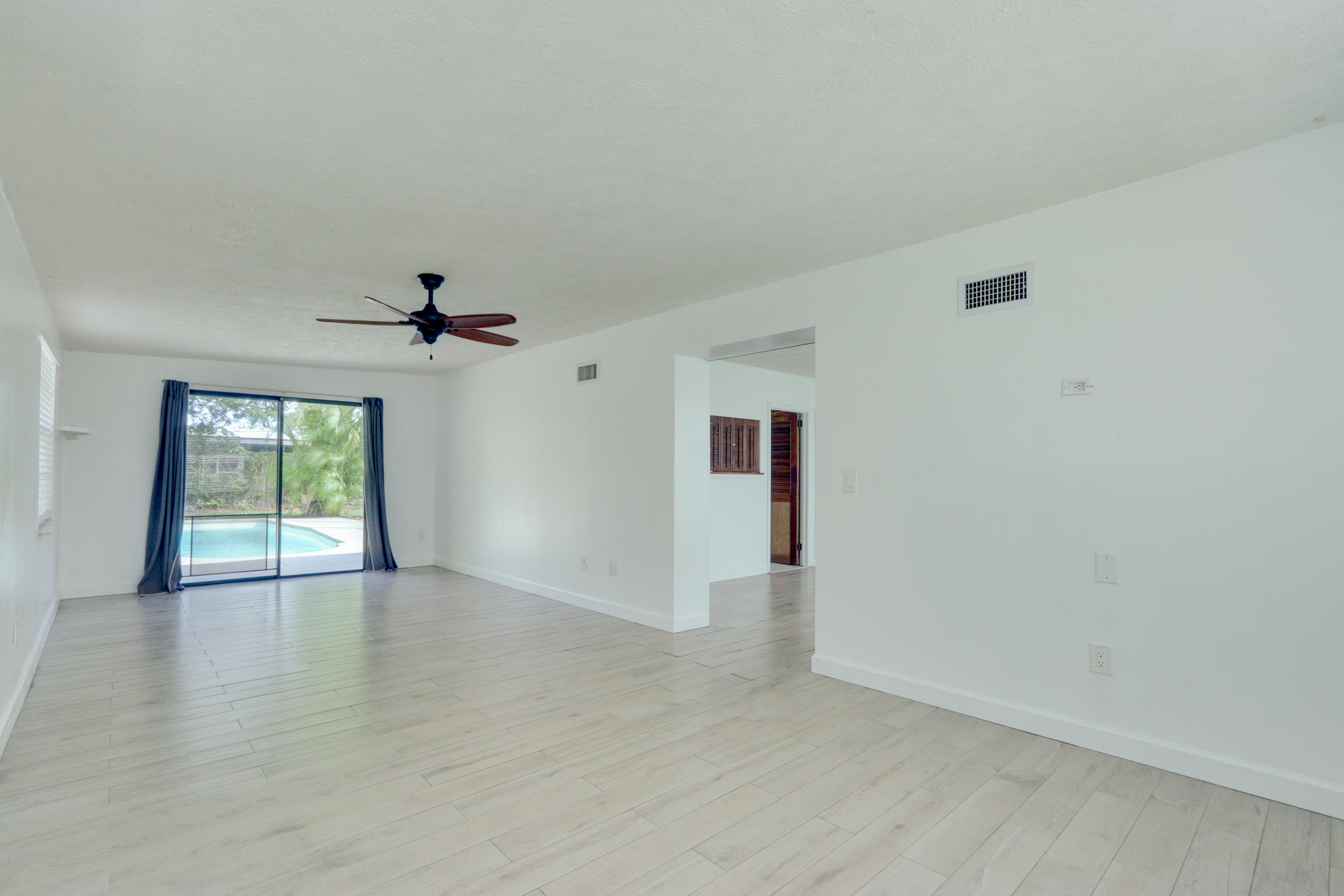 336 Mid Pines Road Palm Springs, FL 33461 - Photo 14 of 40 Living Room