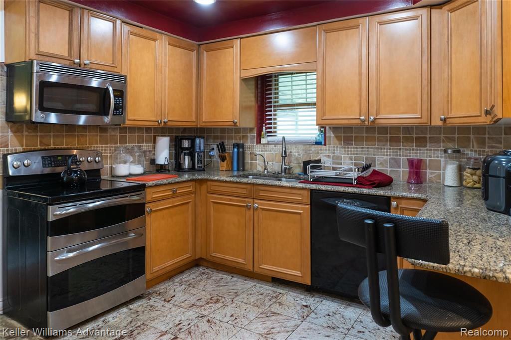 26073 Drake Road Farmington Hills, MI 48331 - Photo 12 of 39
