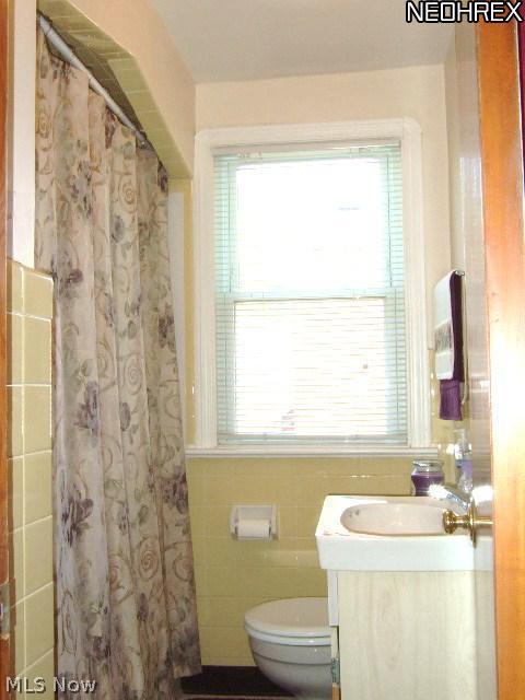 9239 Snow Road Cleveland, OH 44130 - Photo 17 of 24 Second full bath on upper level features a newer tub/shower surround.