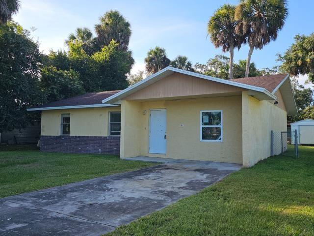 3261 Southwest 22nd Street Okeechobee, FL 34974 - Photo 2 of 15 a front view of house with yard and green space