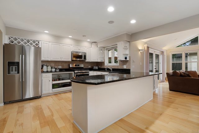 1731 Good Avenue Park Ridge, IL 60068 - Photo 9 of 23