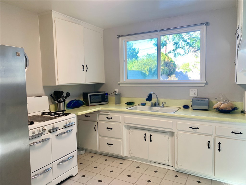 9750 Remick Avenue Pacoima, CA 91331 - Photo 5 of 14