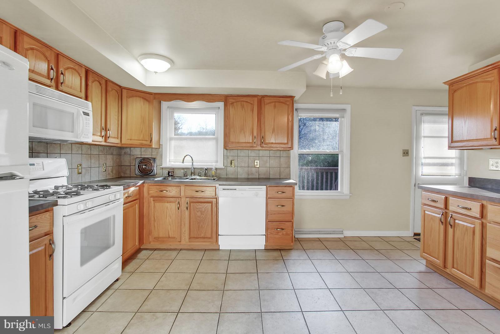 2725 Clearview Road York, PA 17406 - Photo 7 of 26 All appliances stay including washer/dryer