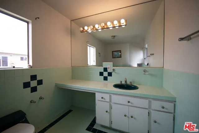 $2,050,000 | 1329 South Genesee Avenue, Los Angeles, CA 90019