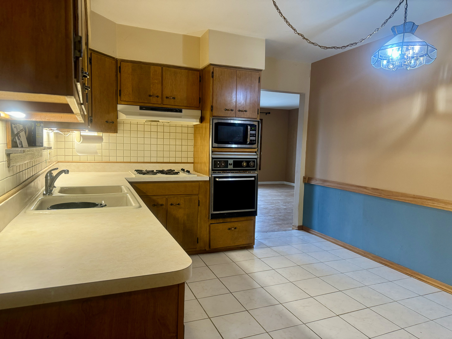 141 Warren Avenue Bloomingdale, IL 60108 - Photo 9 of 22 a kitchen with kitchen island granite countertop a stove a sink and a refrigerator