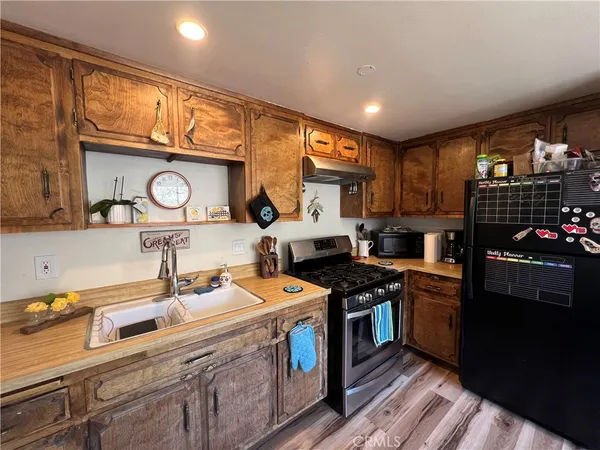 a kitchen that has a lot of cabinets in it