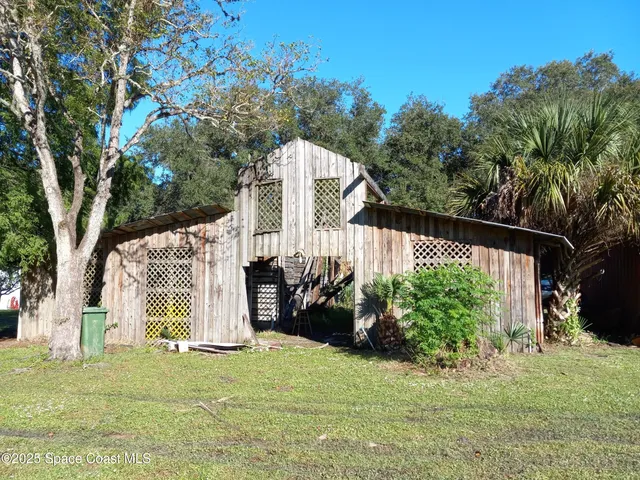 a view of a back yard of the house