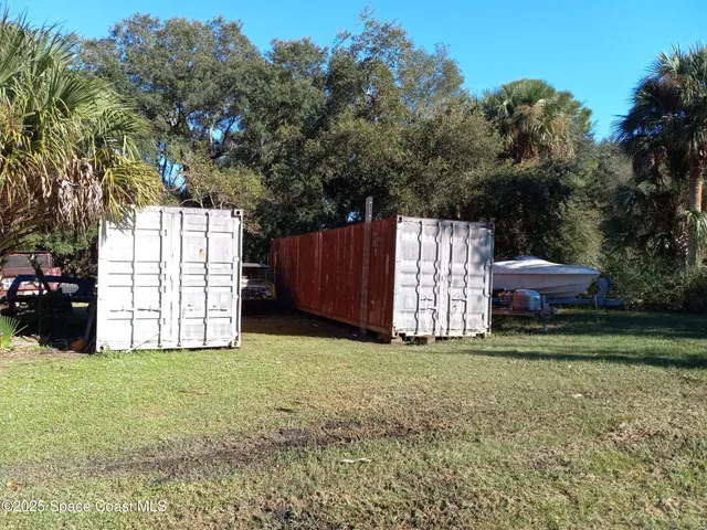 a view of a back yard with green space
