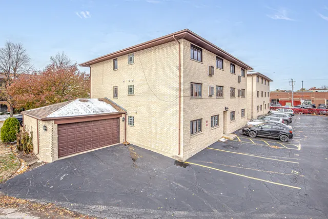 $199,999 | 9535 South 53rd Avenue, Unit 3S, Oak Lawn, IL 60453