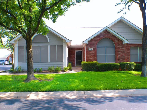 $310,000 | 933 Bridges Drive, Arlington, TX 76012