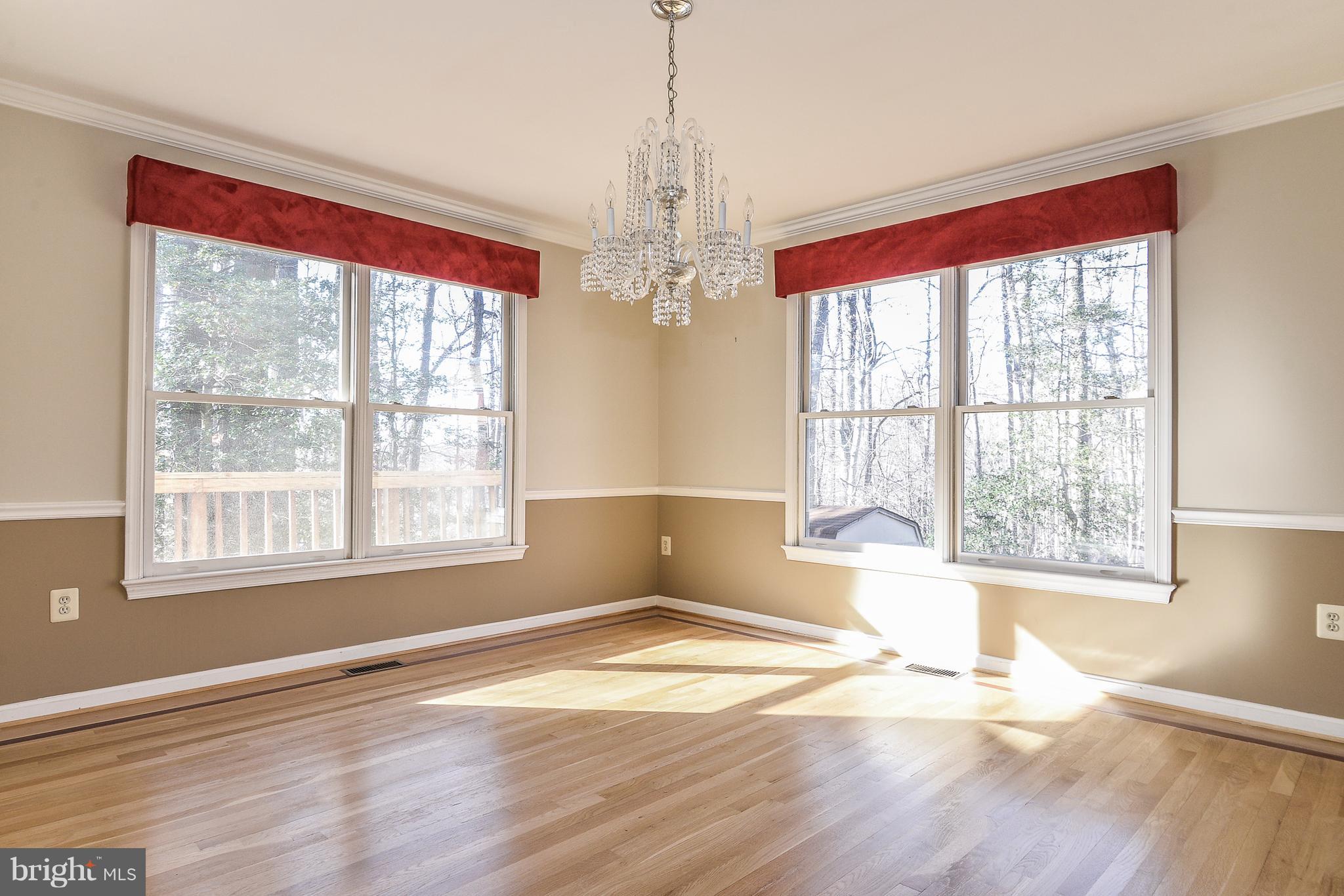 8670 Center Road Springfield, VA 22152 - Photo 7 of 33 Spacious area for entertaining w/ custom moldings