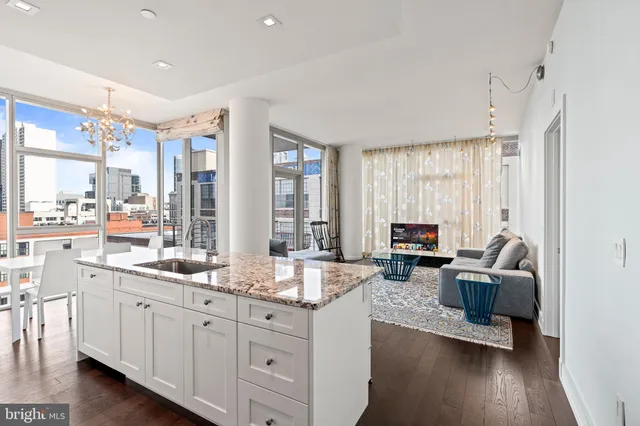 $1,250,000 | 210 South 25th Street, Unit 903, Philadelphia, PA 19103