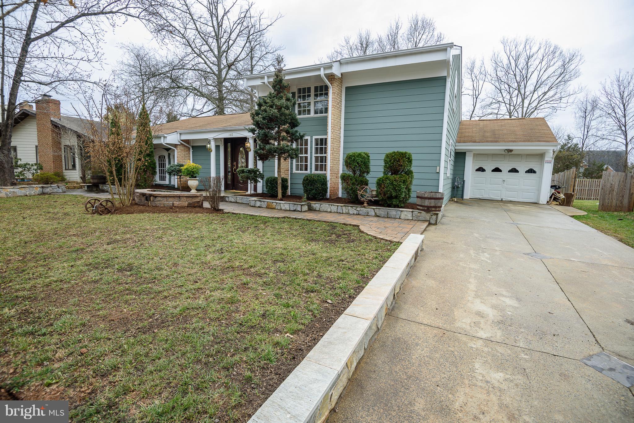 148 South Fox Road Sterling, VA 20164 - Photo 2 of 29 Beautiful front yard