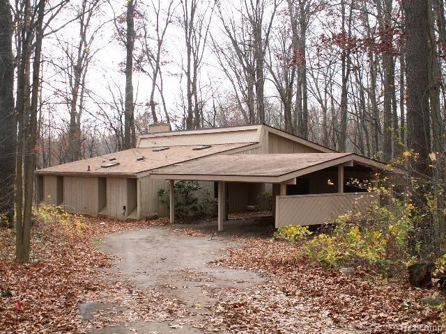 4724 Hawthorne Drive Howell, MI 48843 - Photo 1 of 9 Private & Secluded 3 1/2 Acres!