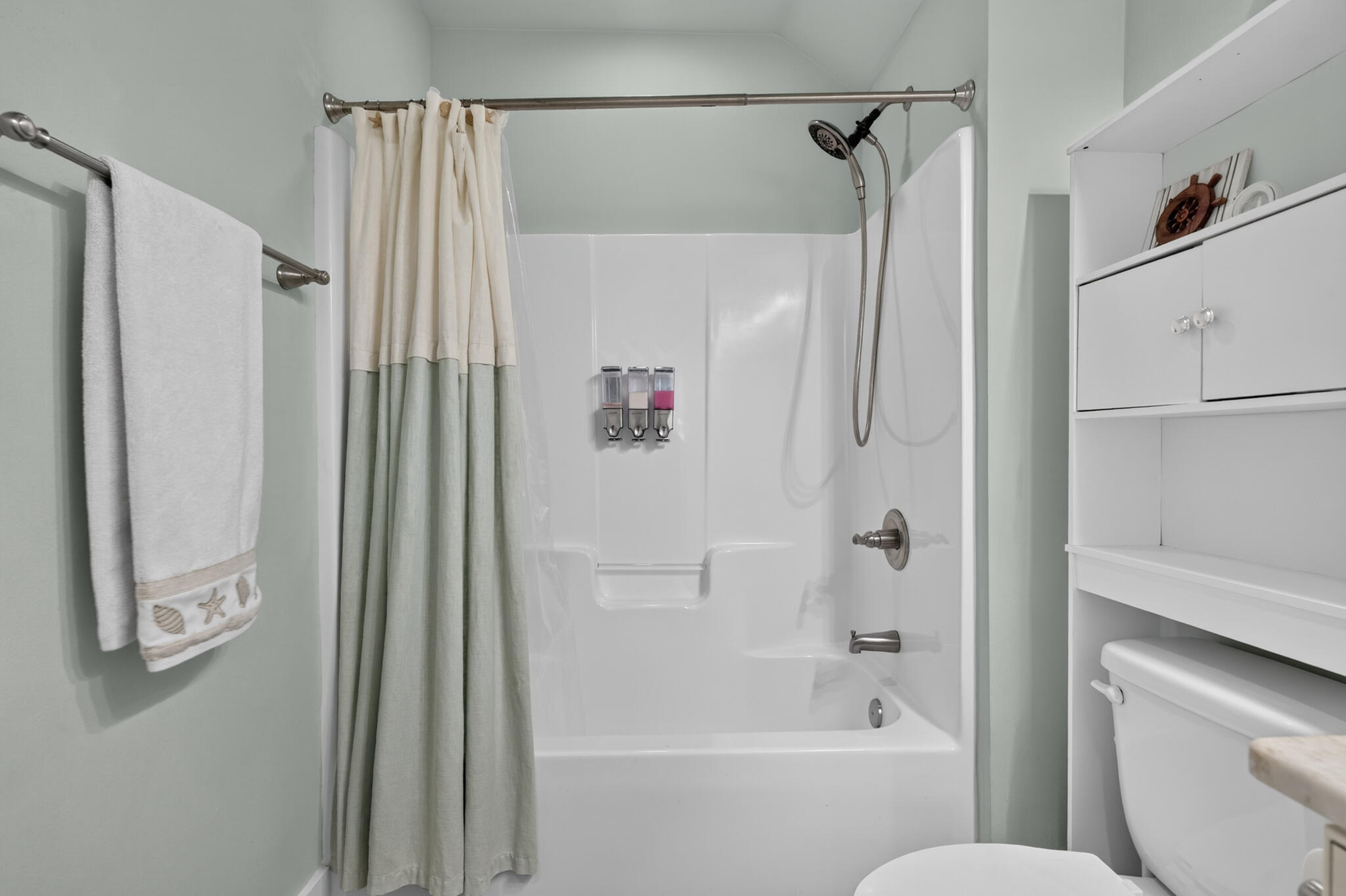 995 Airport Road, Unit 1 Destin, FL 32541 - Photo 22 of 62 Guest Bath shower tub combo