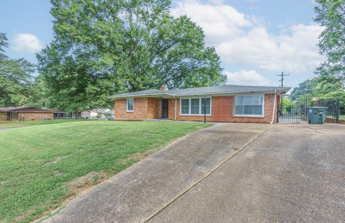 436 Clower Road Memphis, TN 38109 - Photo 2 of 22 Ranch-style house with a front yard