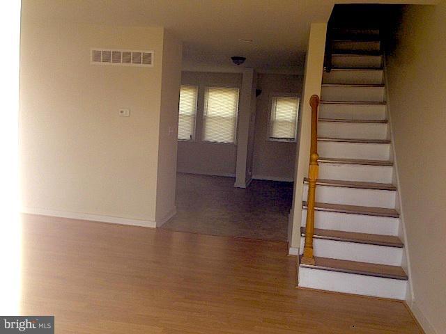210 Grove Park Road Baltimore, MD 21225 - Photo 4 of 10 Living Room