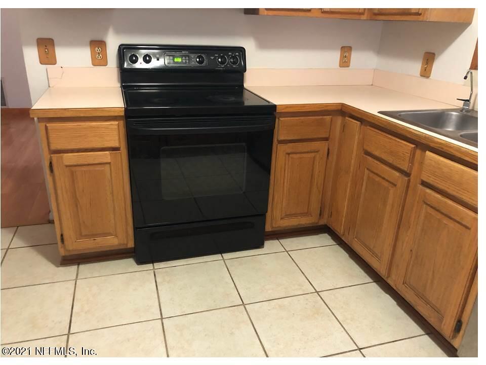 8621 Moss Haven Road Jacksonville, FL 32221 - Photo 8 of 33 Kitchen with flat stove