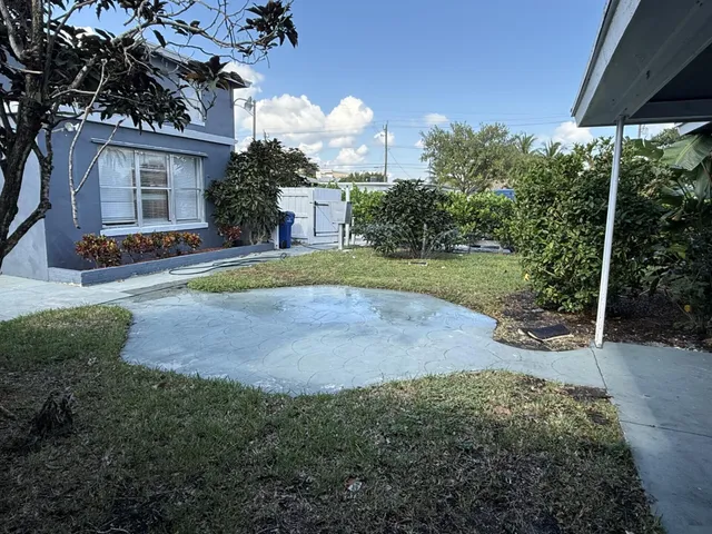a view of a house with a yard and garage