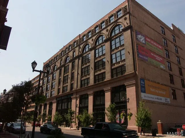 $515,000 | 1113 Washington Avenue, Unit 713, St. Louis, MO 63101