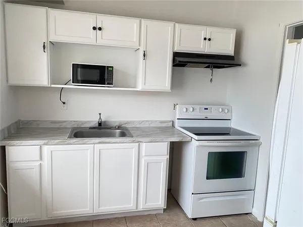 $1,400 | 15 Vineyard Street, Lehigh Acres, FL 33936