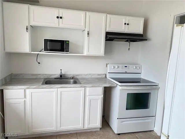 $1,650 | 15 Vineyard Street, Lehigh Acres, FL 33936