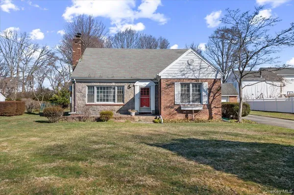 $899,900 | 12 Maple Avenue, Bethpage, NY 11714