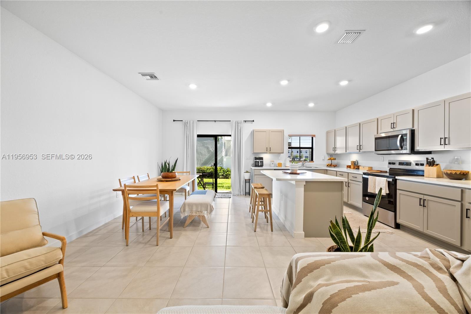 369 Northwest 8th Court Pompano Beach, FL 33060 - Photo 11 of 31