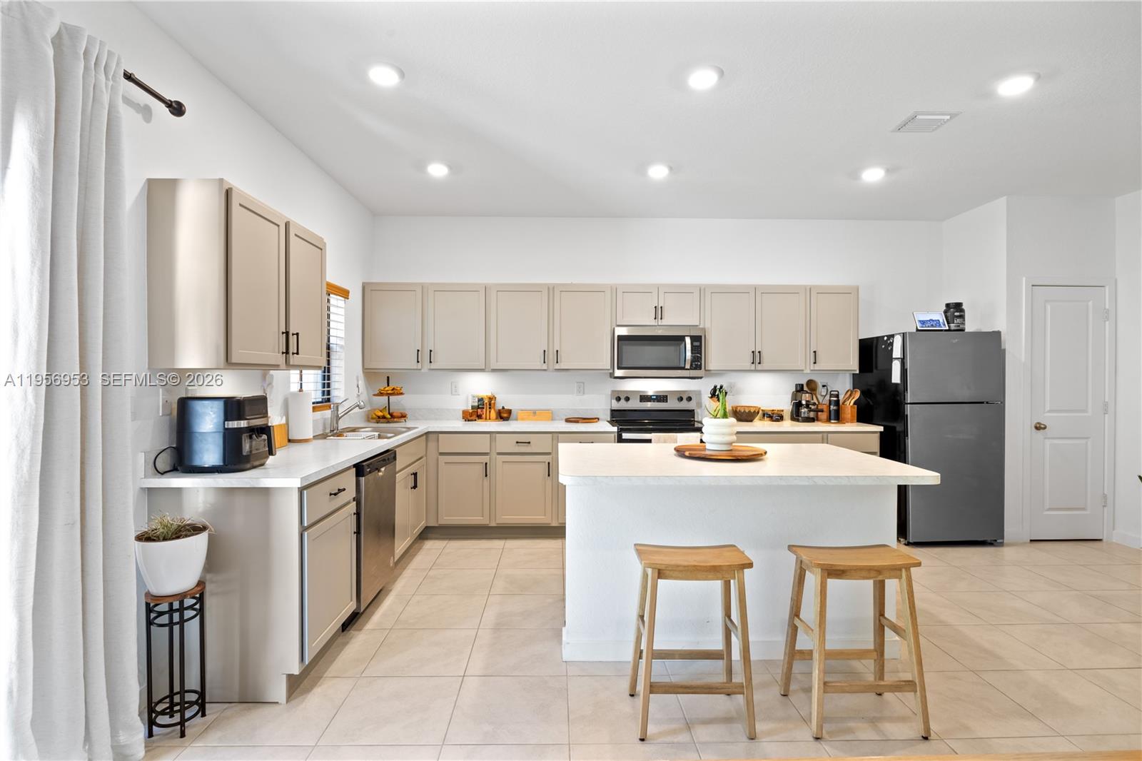 369 Northwest 8th Court Pompano Beach, FL 33060 - Photo 13 of 31