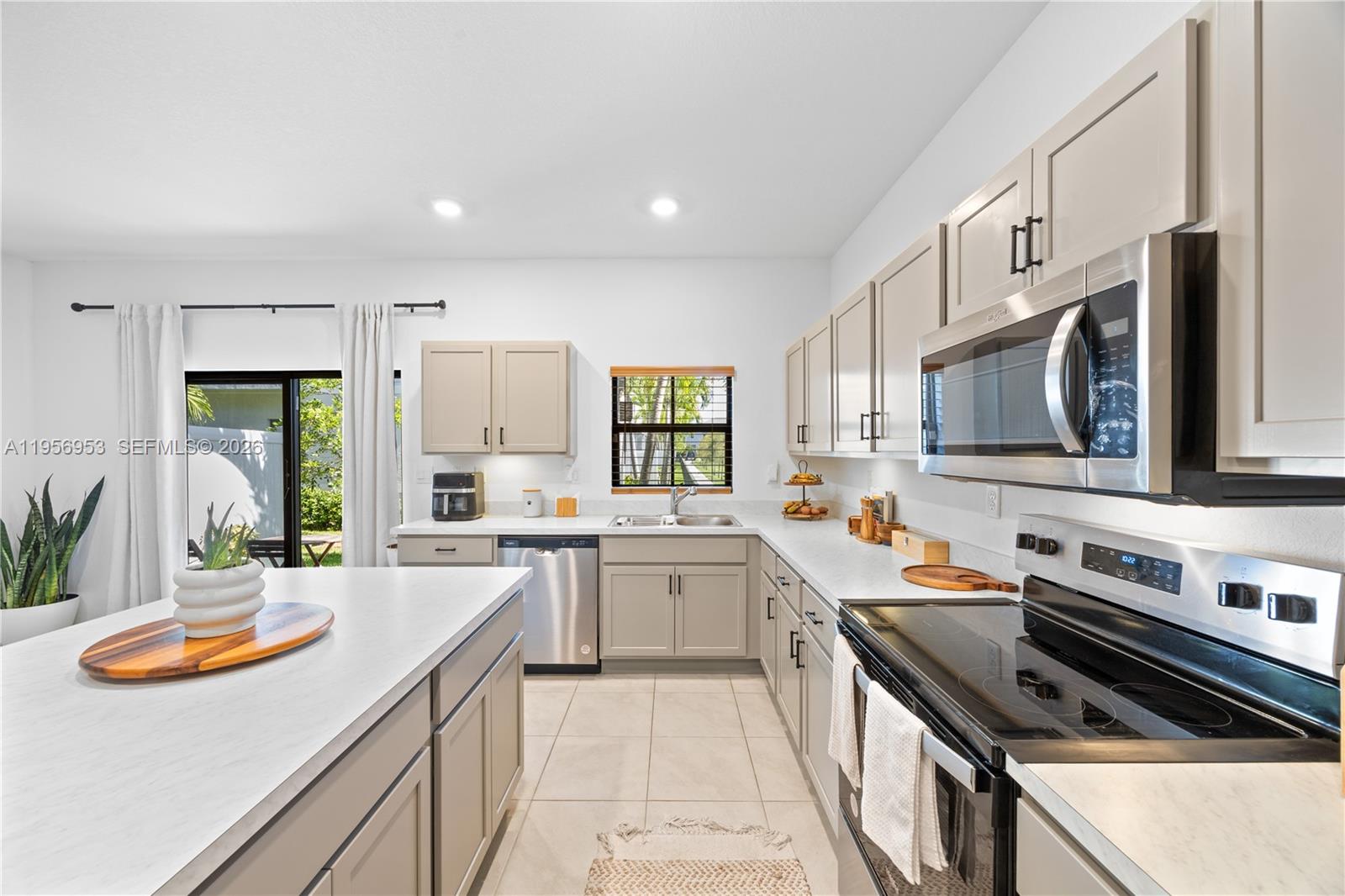 369 Northwest 8th Court Pompano Beach, FL 33060 - Photo 15 of 31