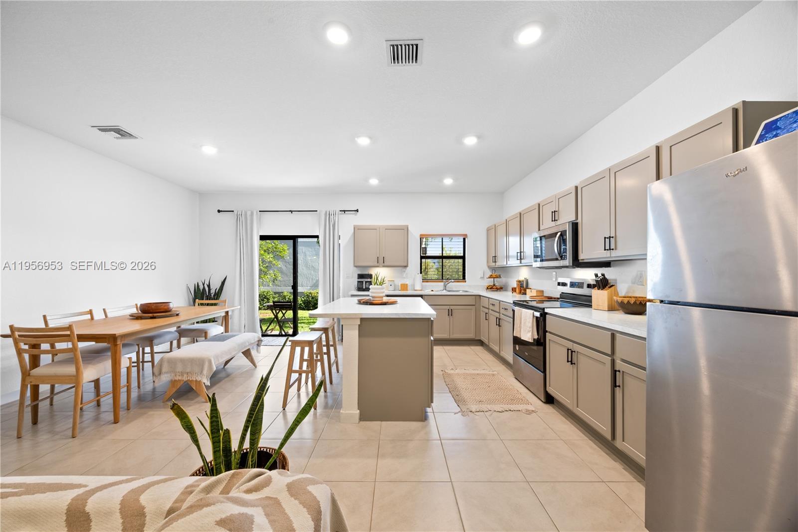 369 Northwest 8th Court Pompano Beach, FL 33060 - Photo 9 of 31