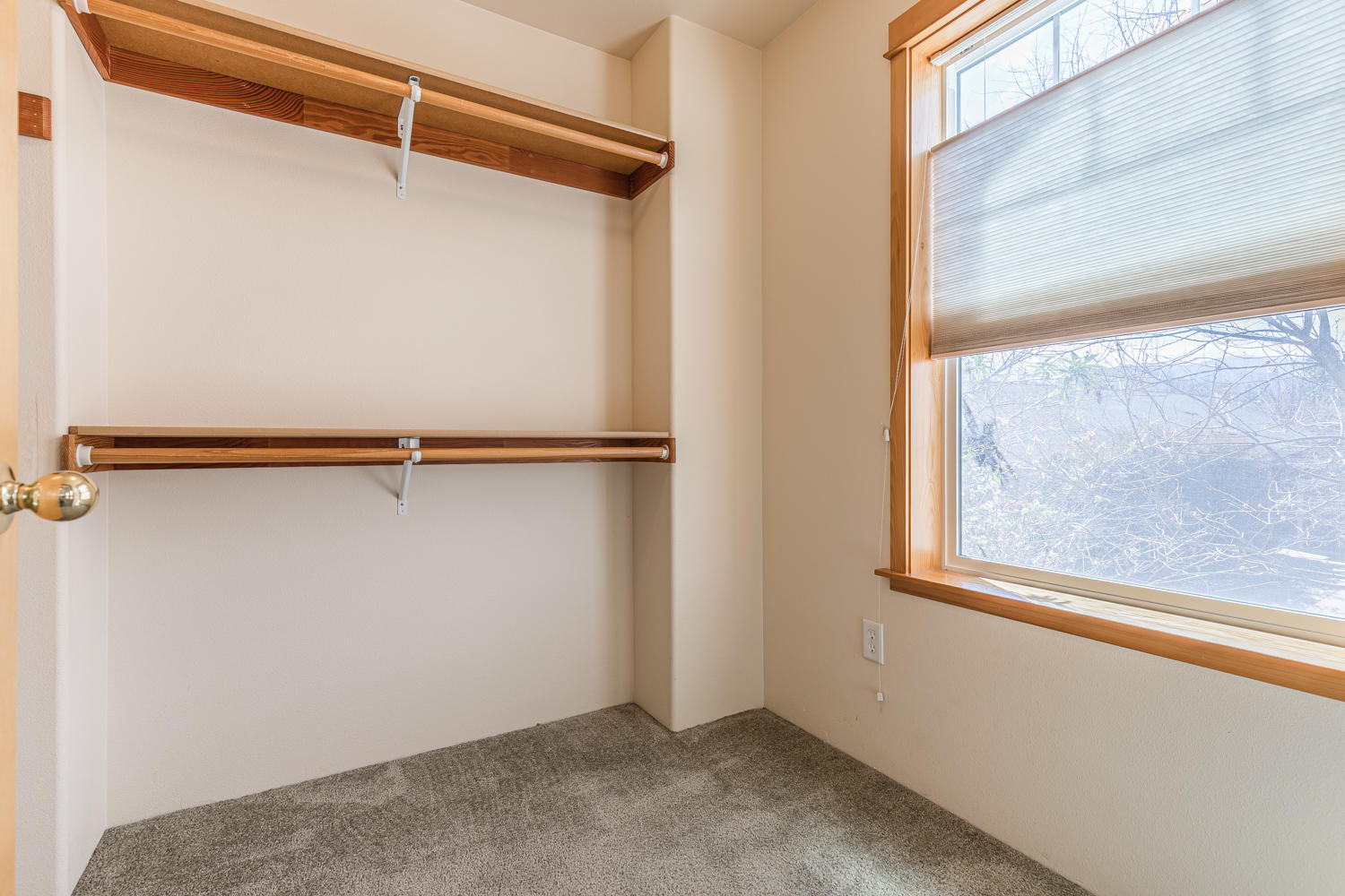 22 Logan Way Talent, OR 97540 - Photo 17 of 27 Nice sized master bedroom walk-in closet.